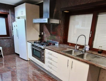 Moradia T4 para Venda em Santo Antonio dos Olivais