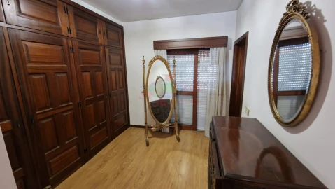 Moradia T4 para Venda em Santo Antonio dos Olivais