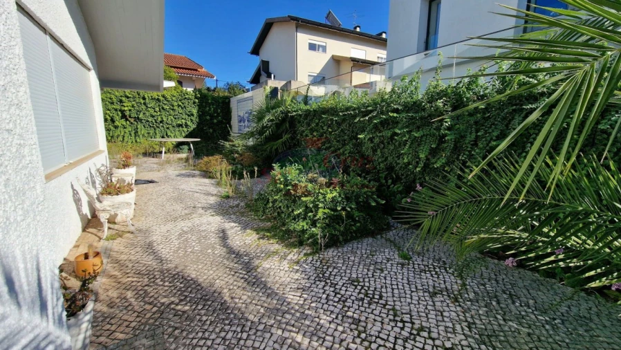 Moradia T4 para Venda em Santo Antonio dos Olivais Foto 4