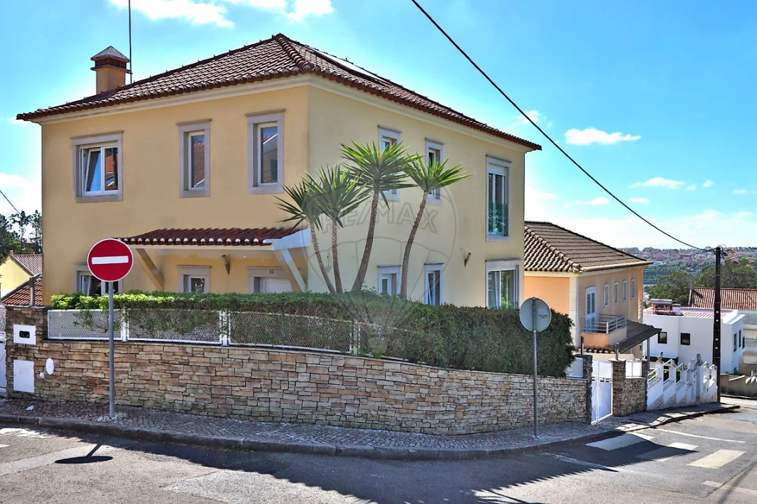 Moradia T3 para Venda em Ramada e Caneças Foto 1