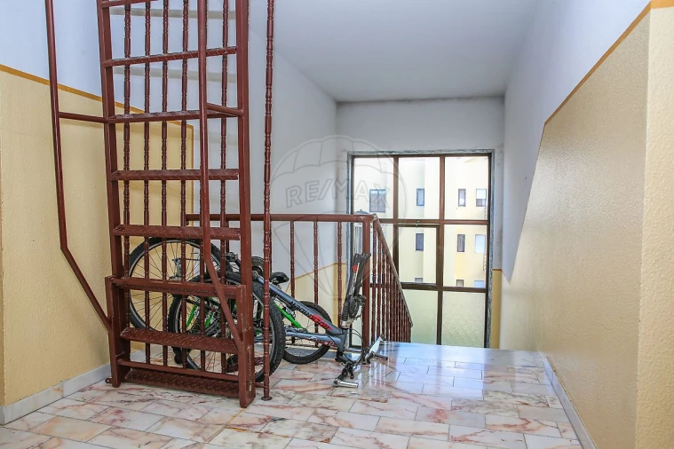 Apartamento T2 para Venda em Santo Quintino Foto 42