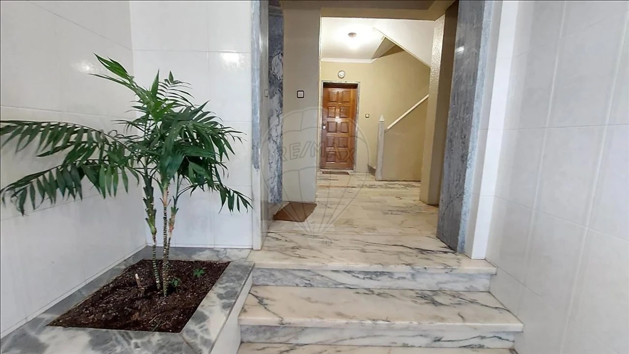 Apartamento T3 para Venda em Rio de Mouro Foto 2