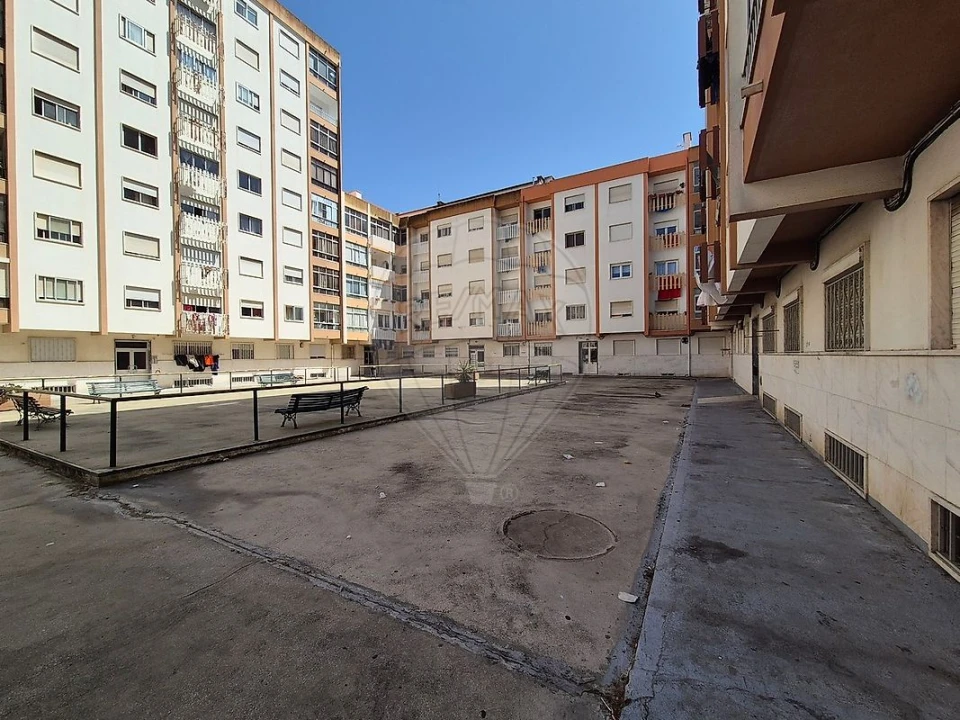 Apartamento T2 para Venda em Queluz e Belas Foto 2
