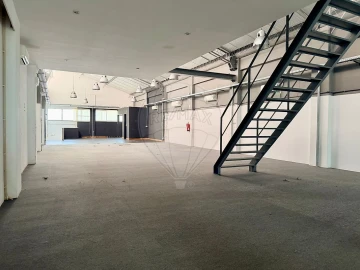 Armazém para Arrendamento em Alfragide