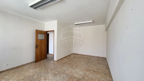 Armazém para Venda em Camarate, Unhos e Apelação