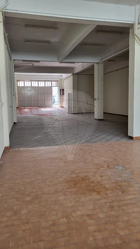 Armazém para Venda em Camarate, Unhos e Apelação