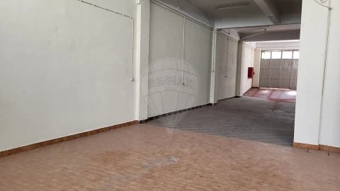 Armazém para Venda em Camarate, Unhos e Apelação