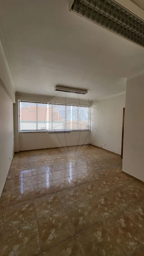 Armazém para Venda em Camarate, Unhos e Apelação