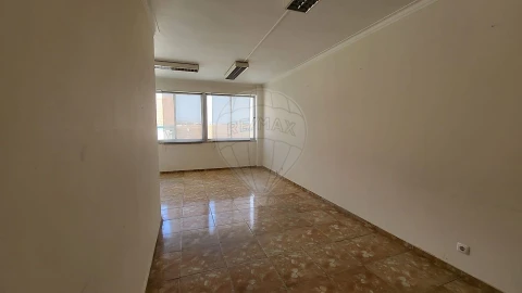 Armazém para Venda em Camarate, Unhos e Apelação