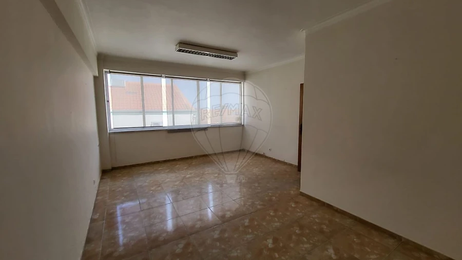 Armazém para Arrendamento em Camarate, Unhos e Apelação