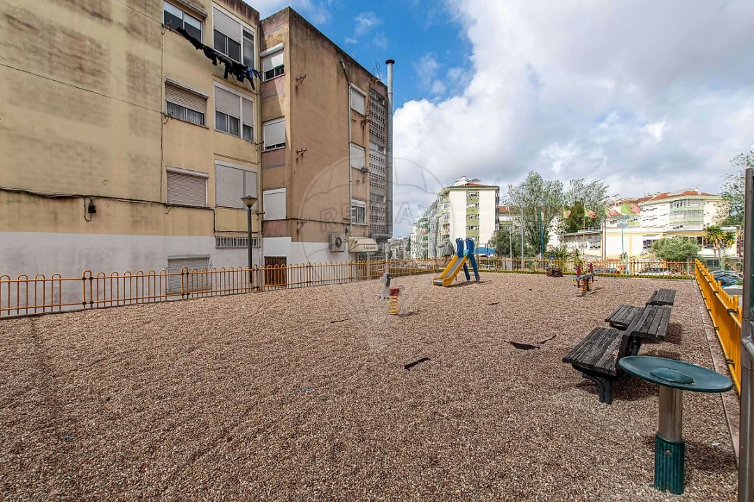 Apartamento T2 para Venda em Agualva e Mira-Sintra Foto 18