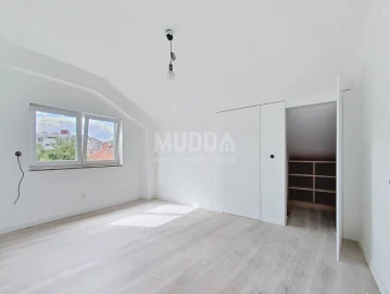 Prédio para Venda em Sé, Santa Maria e Meixedo