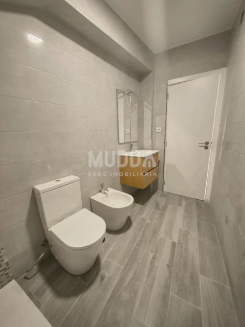 Apartamento T1 para Venda em Sé, Santa Maria e Meixedo