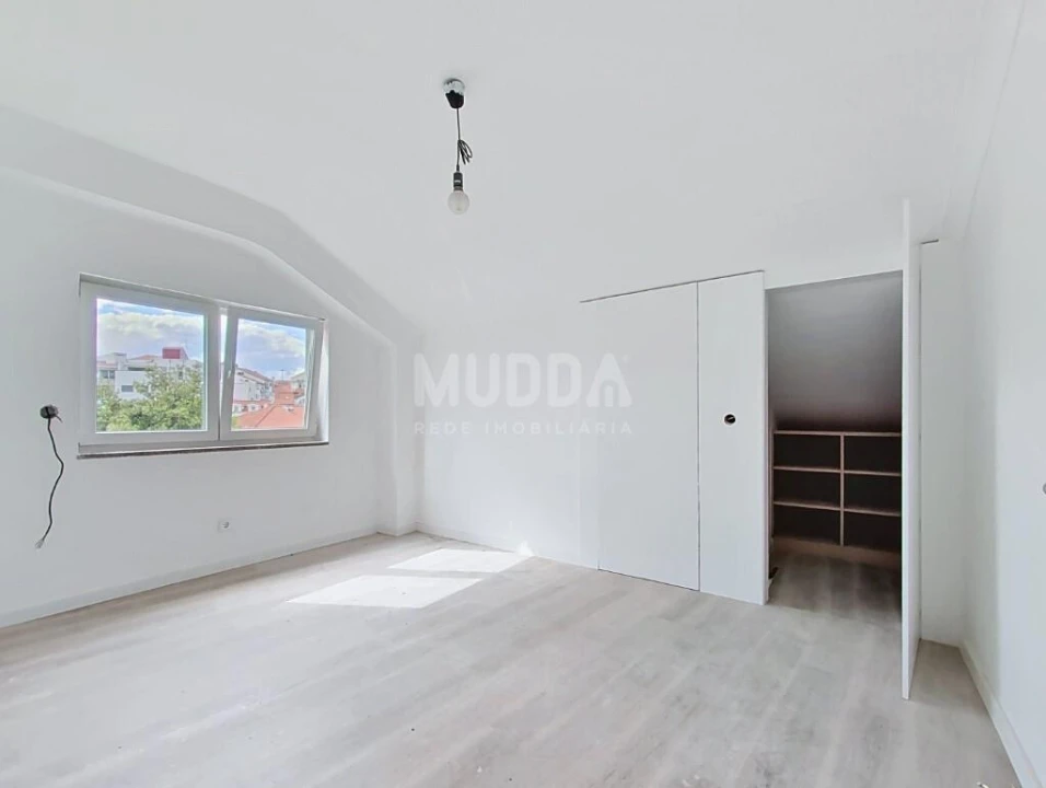 Apartamento T1 para Venda em Sé, Santa Maria e Meixedo Foto 1