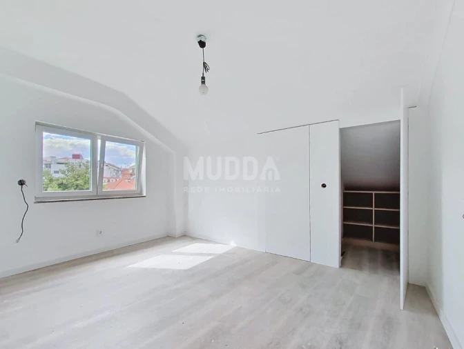Apartamento T1 para Venda em Sé, Santa Maria e Meixedo