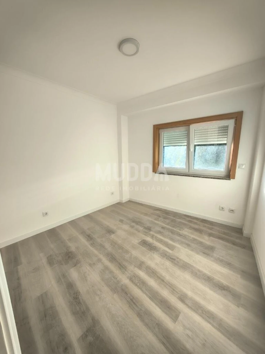 Apartamento T1 para Venda em Sé, Santa Maria e Meixedo Foto 2