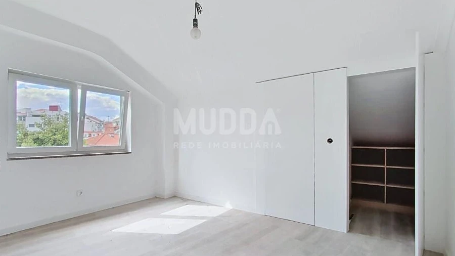 Apartamento T1 para Venda em Sé, Santa Maria e Meixedo
