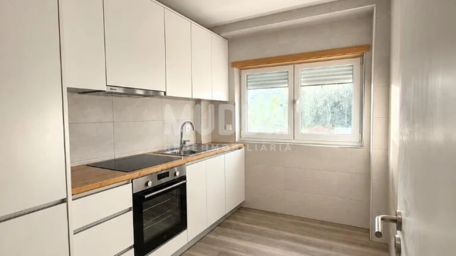 Apartamento T1 para Venda em Sé, Santa Maria e Meixedo
