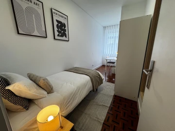 Quarto para Arrendamento em Oliveira, São Paio e São Sebastião