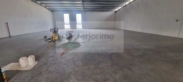 Armazém para Arrendamento em Ponte