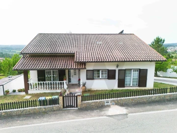 Moradia T4 para Venda em Souselas e Botão