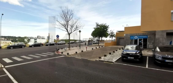Loja para Arrendamento em Carnaxide e Queijas