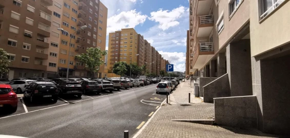 Loja para Arrendamento em Carnaxide e Queijas