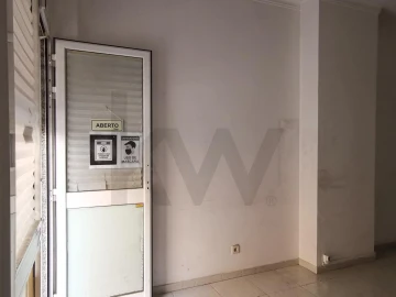 Loja para Arrendamento em Carnaxide e Queijas