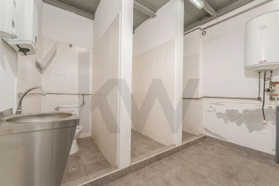 Armazém para Venda em Caniço
