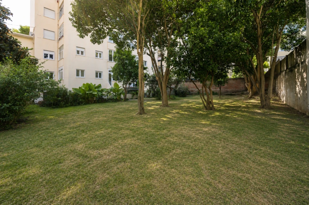 Apartamento T5 para Venda em Alvalade Foto 1