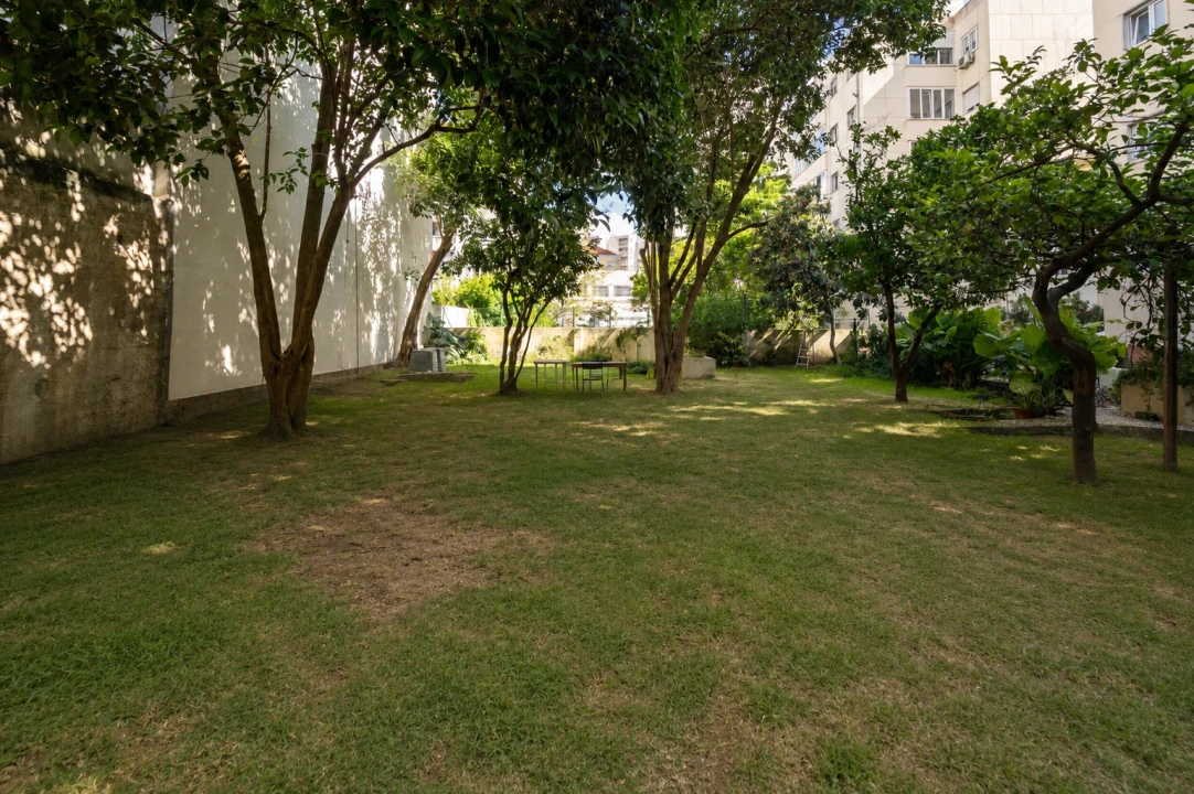 Apartamento T5 para Venda em Alvalade Foto 2