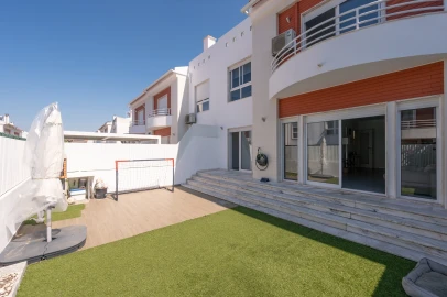 Moradia T4 para Venda em Rio de Mouro