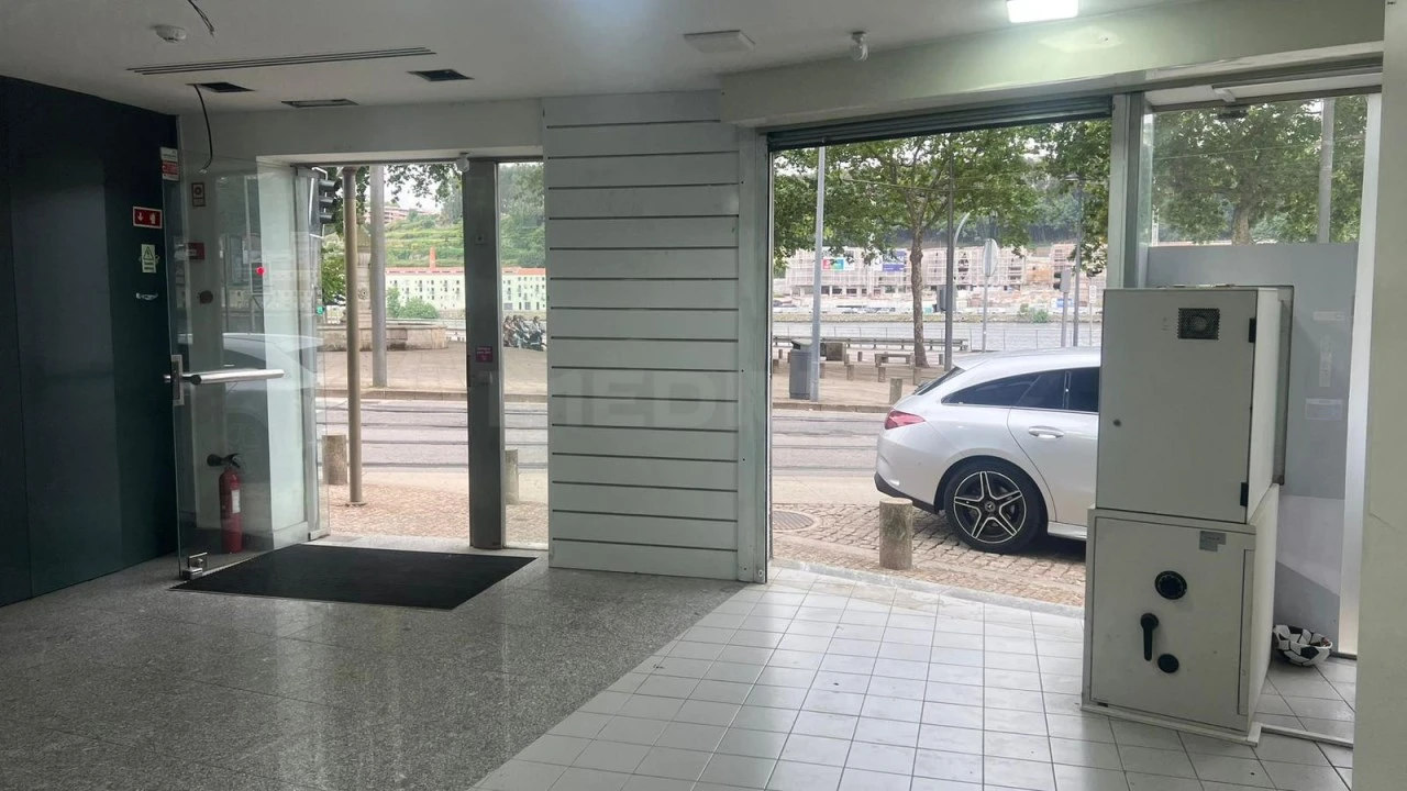 Loja para Arrendamento em Lordelo do Ouro e Massarelos Foto 3