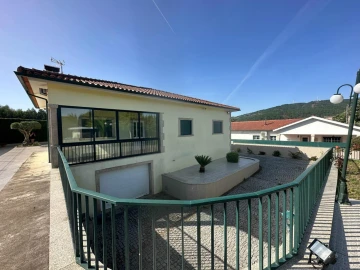 Moradia T4 para Venda em Candemil e Gondar
