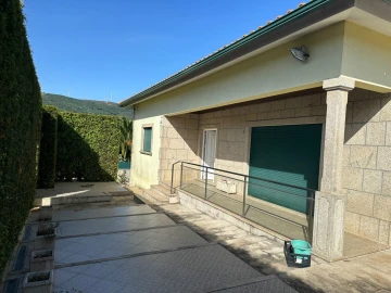 Moradia T4 para Venda em Candemil e Gondar