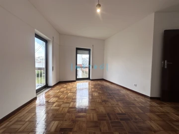Apartamento T3 para Arrendamento em Pedrouços
