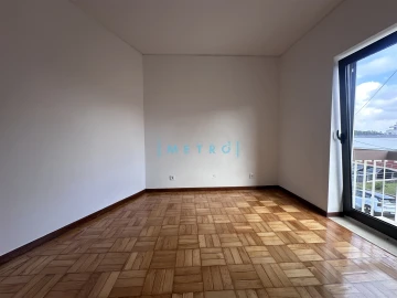 Apartamento T3 para Arrendamento em Pedrouços