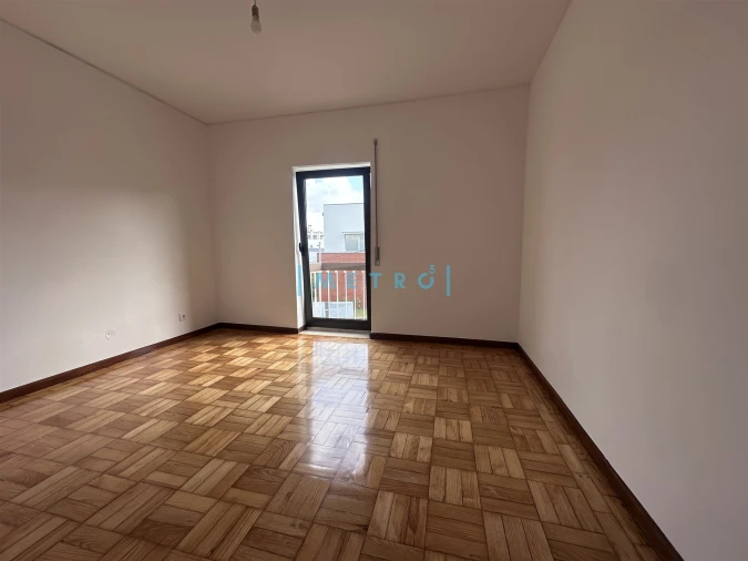 Apartamento T3 para Arrendamento em Pedrouços Foto 8
