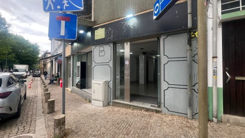 Loja para Arrendamento em Lordelo do Ouro e Massarelos
