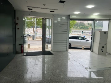 Loja para Arrendamento em Lordelo do Ouro e Massarelos