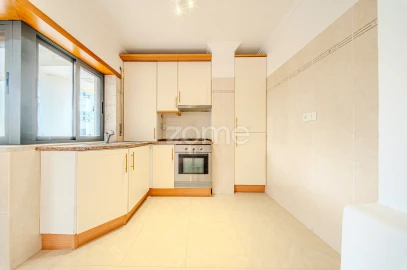 Apartamento T1 para Venda em Santo António dos Cavaleiros e Frielas