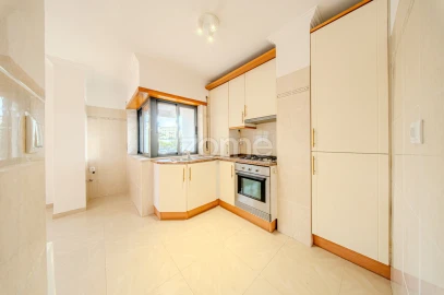 Apartamento T1 para Venda em Santo António dos Cavaleiros e Frielas
