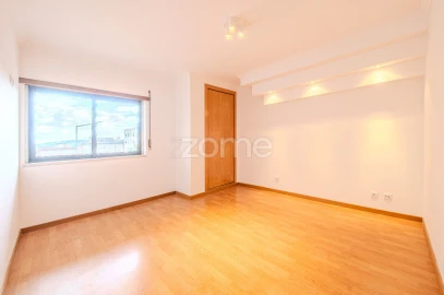 Apartamento T1 para Venda em Santo António dos Cavaleiros e Frielas