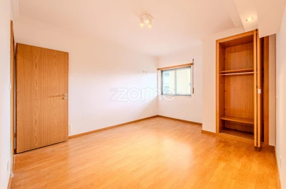 Apartamento T1 para Venda em Santo António dos Cavaleiros e Frielas