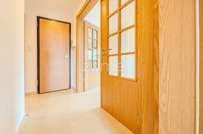 Apartamento T1 para Venda em Santo António dos Cavaleiros e Frielas