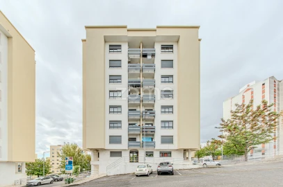 Apartamento T1 para Venda em Santo António dos Cavaleiros e Frielas