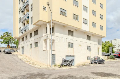 Apartamento T1 para Venda em Santo António dos Cavaleiros e Frielas