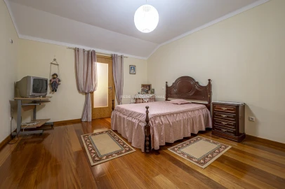 Moradia T4 para Venda em Santa Maria do Castelo e Santiago e Santa Susana