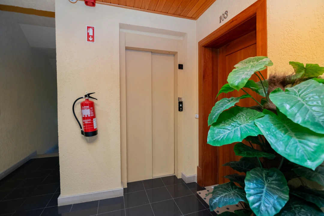 Apartamento T2 para Venda em Estômbar e Parchal Foto 24