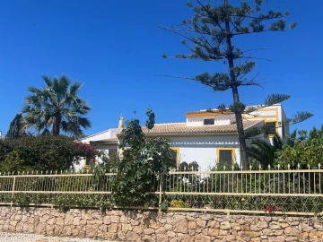 Moradia T5 para Venda em Albufeira e Olhos de Água